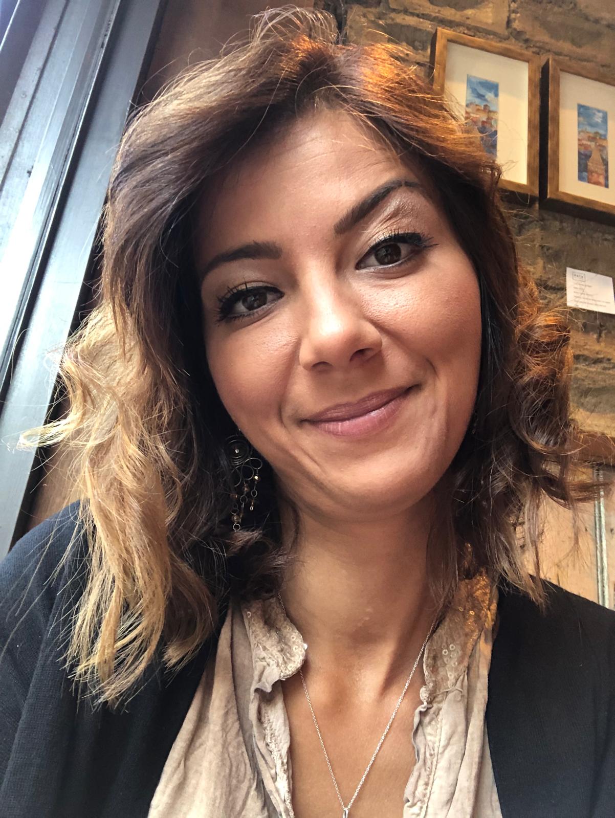 Jasmin von BookStyler an ihrem Schreibtisch