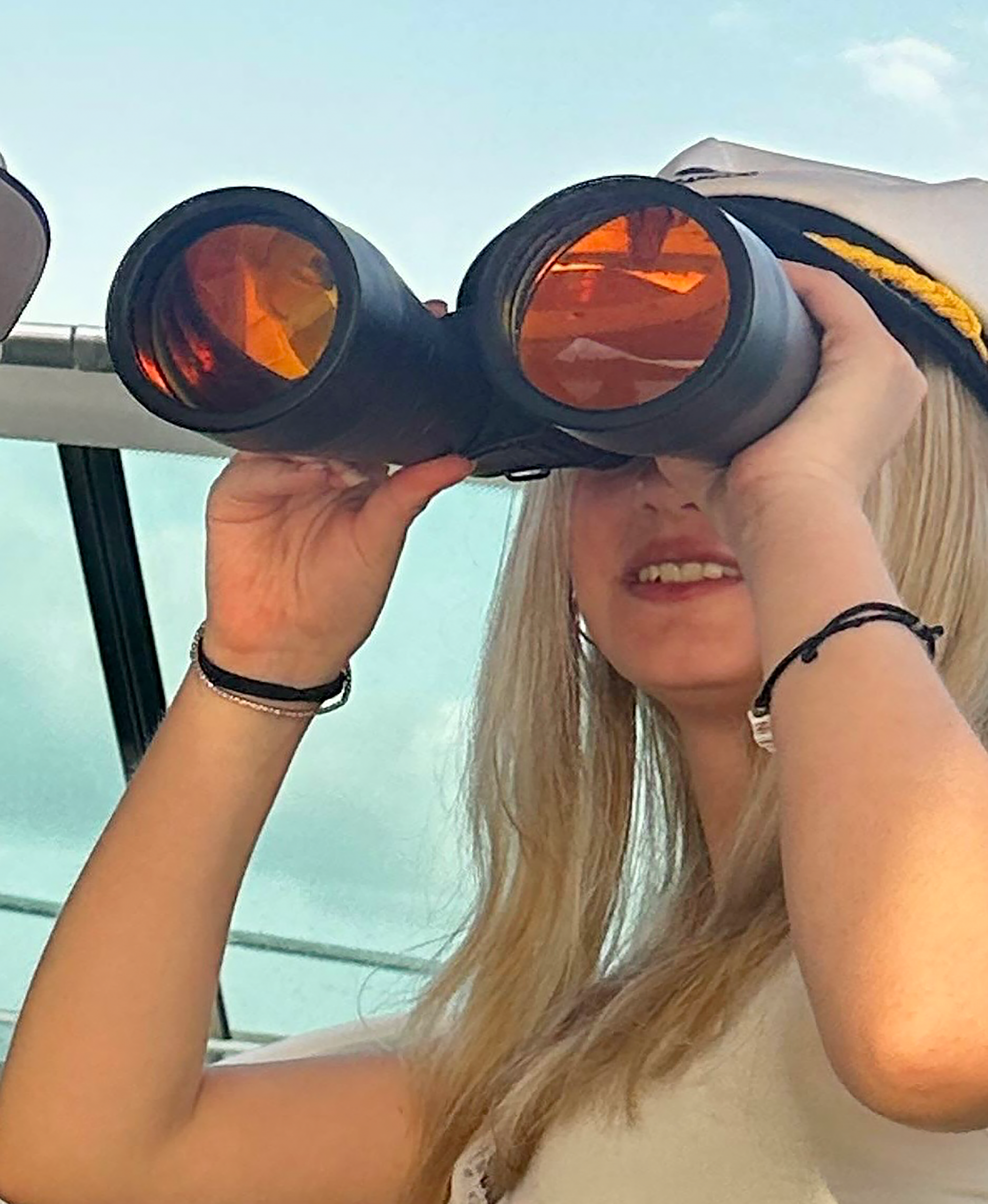 Emmylou, die Tochter von Kevin und Anna mit einem Fernglas