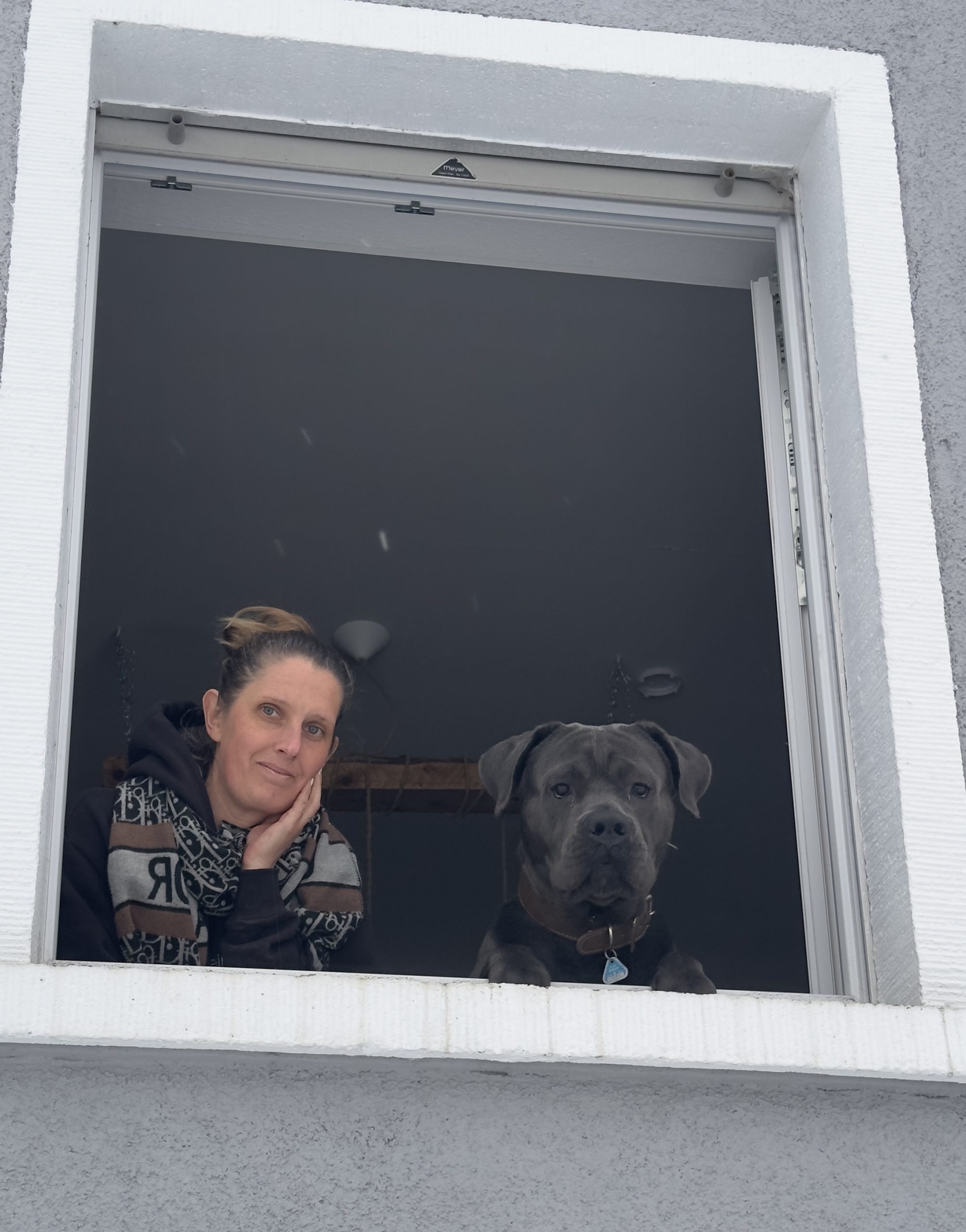 Anna mit Nike am Fenster